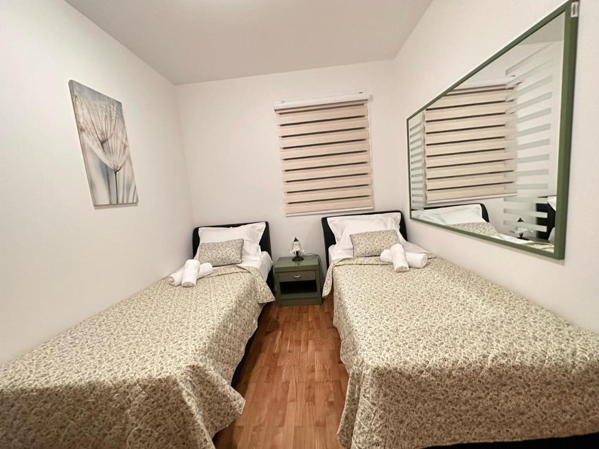 Family Apartment Makarska Esterno foto